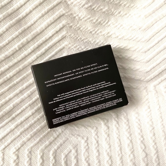 Fenty Beauty Invisimatte Blotting Powder Universal - Picture 3 of 3